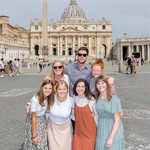 一群学生在圣. 彼得在罗马.