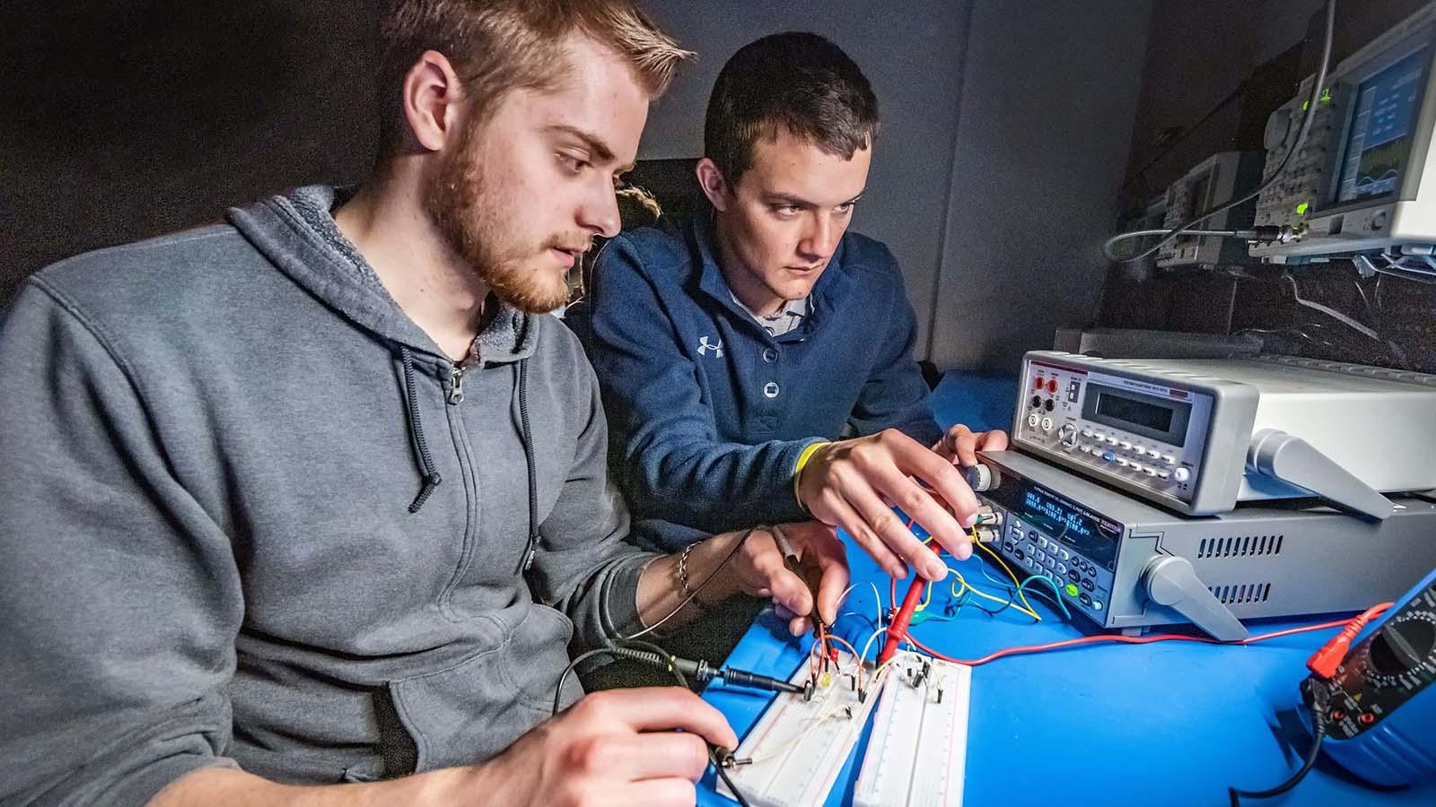 两个电气工程专业的学生在做项目